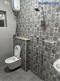 8 Bed Cool 3 bedroom kitchen WTC DLF OMR Apollo Proton OTT Wi-Fi - Image 4