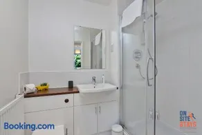 OnSiteStays 2-Bed Apartment Ensuite and 2 Parking Spaces - Image 2