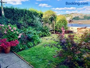 A unique and spacious river front property - Image 4