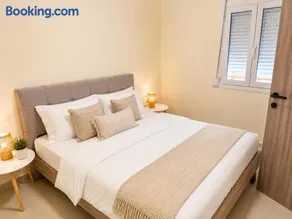 Bright apartment with court yard and swimming pool - Image 3