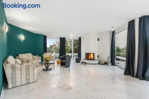 Black Dragon Haven Luxury Villa with Pool, Sauna & Jacuzzi - Image 4