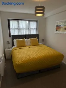Exquisite 2Bed Near Transport Link & Bluewater Mall - Image 1