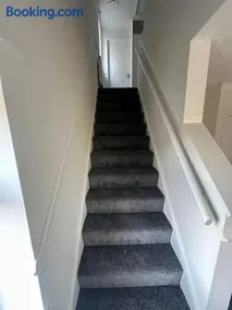 Modern Family Haven 5BR Free Parking - Image 4