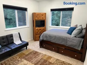 Newly Remodeled spacious units, minutes from mountains, inlet, downtown and airport - Image 2