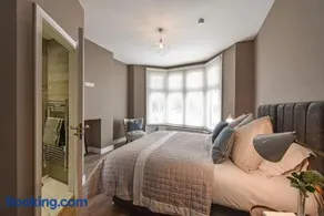 Modern Two Bed with En-Suites and Private Parking - Image 2