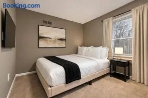Beautiful Gardner Home Sleeps 10 Game Room Central location - Image 4