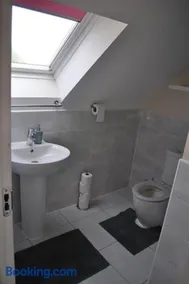Beaney View House - Comfortable Spacious 4 Bedrooms En-suites House with Free Wifi and Parkings Located at quiet neighbourhood and easy access to town centre - Image 3