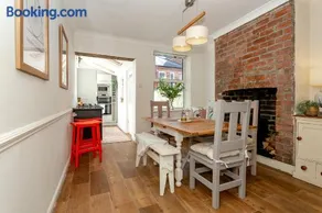 The Bs Cycle, 4 Bedroom, 2 Bathroom, House in Harrogate Centre - Image 2