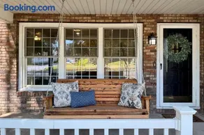 Walkable 2BR Cottage in Downtown Marion - Image 2