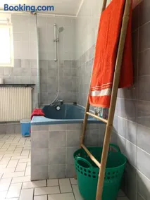 Room in house near Lycee International St Germain en Laye - Image 2