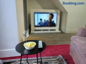 Entire Central 3 Bedroom House, Sleeps 8, Parking, Pet Friendly - Image 2