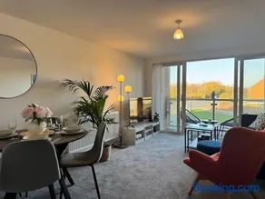 Coastal 2 Bathroom Apartment, Free Parking - Image 1