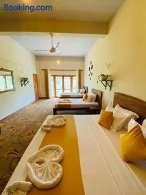 Lushy Glorious Hotel - Image 4