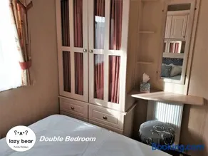 Charming 3-Bed Holiday Home in Poole Rockley Park - Image 5