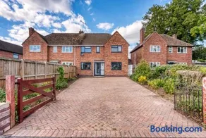 NEW! 4BR by Warwick Castle with Driveway, Near M40 - Image 2