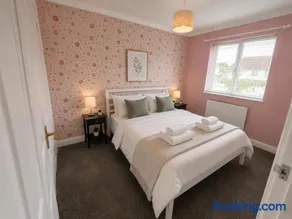 Spacious 4 Bedroom Home Free Parking Sleeps 9 - Image 3