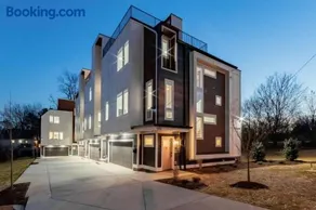 4BD Townhome East Nash with Rooftop 12ppl - Image 1