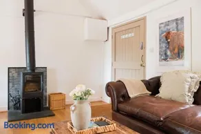 Charming Stone Cottage - Cotswolds Farm Stay - The Bullpen - Image 1