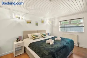Private 2Bed-Parking & Garden-By FabAccommodation - Image 2