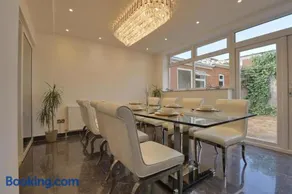 Large 5BR Family Home - Sleeps 10 - Near Wembley & Private Parking - Image 2