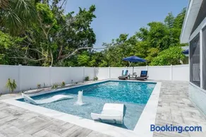 Quaint Cottage in a South Sarasota Neighborhood - Image 2
