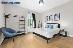 Modern 3 Bedroom house, short walk to train station and town centre, close to Manchester Airport and PLouise - Image 1