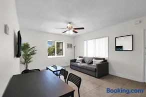 Lavish Boca Residence Free Parking Lake Access - Image 2