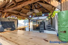 Tiki bar house with pool -self checkin- - Image 3
