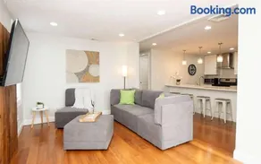 Jennifer's Penthouse 2 Floors - Amazing City View! - Image 2