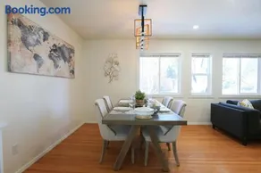 Quiet Family Friendly, 4 min UofC and University District Shops, 9 min DT - Image 3