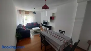 Excelente piso de 3 habitaciones dobles, 2 baños y terraza 30 mts - Image 1