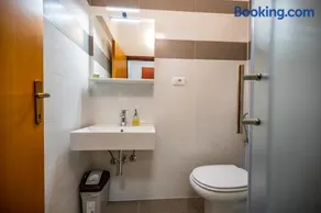 Rooms with free parking - Image 2