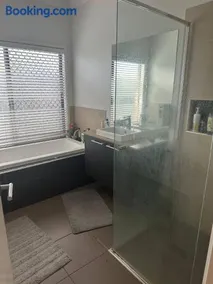 Cozy Room Rental in Caloundra West with Private Facilities - Image 1