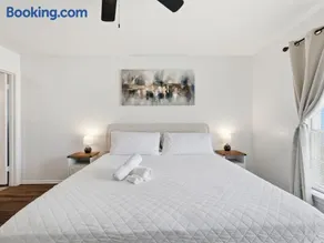 Large 2 Bed Lower Greenville Getaway Right Side - Image 1