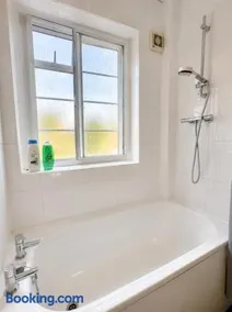 Livo Homes Elegant 2BR Near West Kensington Tube - Image 3