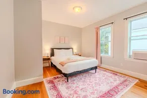 Spacious 3BR 4 Queen Bed Near Boston & Transit - Image 3