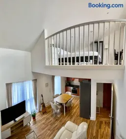 Chic Duplex w Rooftop Retreat - Image 1