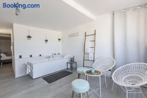 Three Room - Image 5