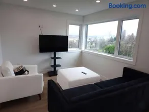 Stylish Vancouver Townhouse 2BR Family-Friendly Comfort - Image 1