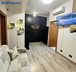 Roman Zeus Apartment - Image 1