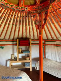 Yourte Mongole Insolite - Gîte Saint Roch - Image 3