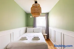 Stylish Islington Garden Flat Sleeps Four - Image 2