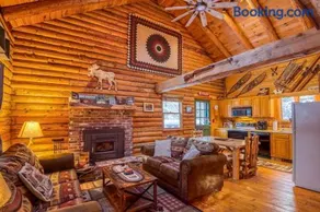 Family-Focused & Pet-Friendly Log Cabin with 4BR 2BA Sleeps 10 - Image 1