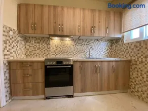 Spacious 3 BR Apartment in Vibrant Neighbourhood - Image 2