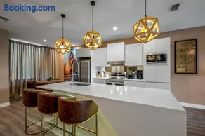 Elegant Luxury Townhouse Near Disney Parks - Image 3