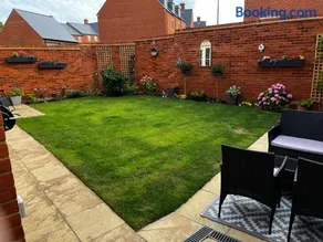 Brackley near Silverstone Grand Prix 3 double bed family home - Image 5