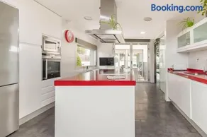 Villa Oasis en Madrid con 3Hab, 4baños y elegante piscina - Image 3