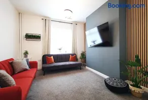 The Mellor - Holiday Home With Free Parking - 5 Minutes Drive to Coop Live Arena, Etihad Stadium & Manchester City Centre - Image 3