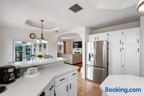 Mountain View Luxury Estate with Pool in West Hills - Image 5