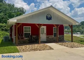 Red Cozy Cottage - Image 1